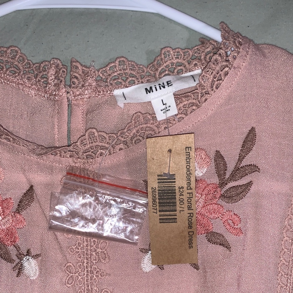 NWT Mine Womens Floral Rose Embroidered Dusty Pink Sz L Dress - Picture 3 of 10